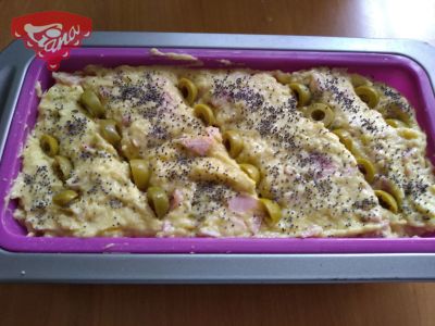 Gluten-free olive bread with ham