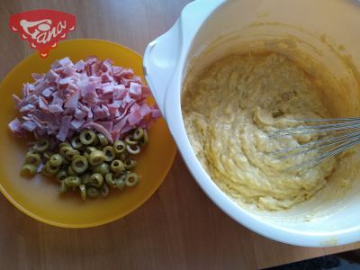 Gluten-free olive bread with ham