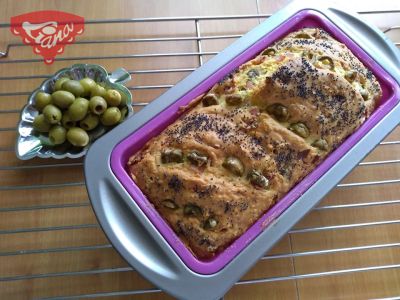 Gluten-free olive bread with ham