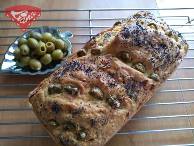 Gluten-free olive bread with ham