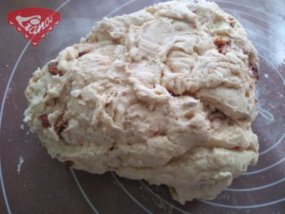 Glutenfreies Ciabatta mit sonnengetrockneten Tomaten und Oliven