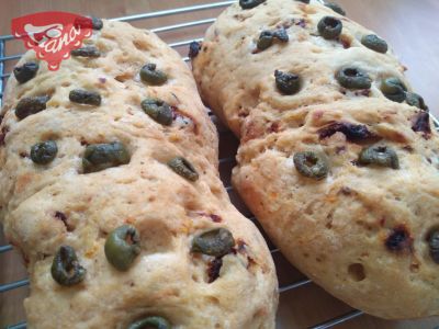 Glutenfreies Ciabatta mit sonnengetrockneten Tomaten und Oliven