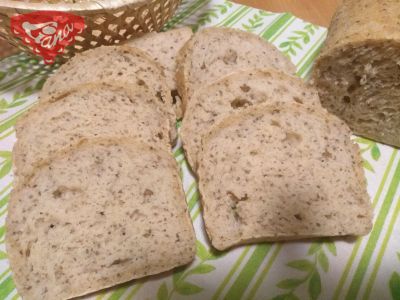 Bezglutenowy ciemny chleb z nasionami chia