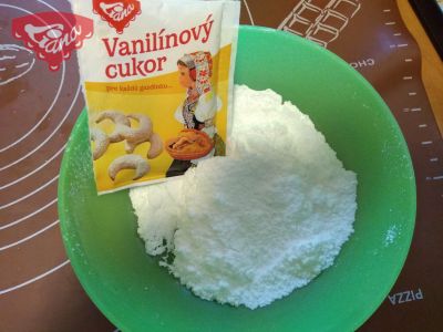 Bezlepkové vídeňské vanilkové rohlíky