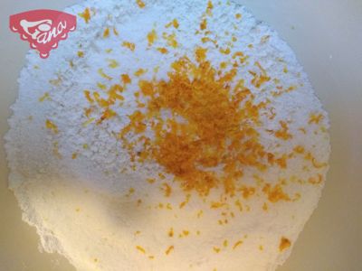 Gluten-free mug orange cubes