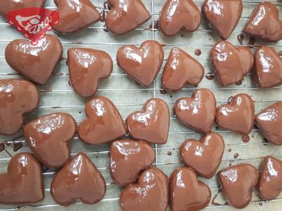 Glutenfreier Lebkuchen mit Füllung und Schokoladenüberzug