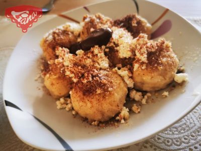 Glutenfreie, in Wasser gekochte Brötchen mit Früchten