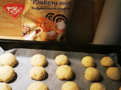 Glutenfreie, in Wasser gekochte Brötchen mit Früchten