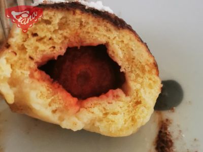 Glutenfreie, in Wasser gekochte Brötchen mit Früchten