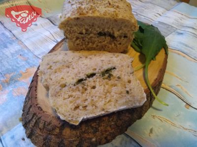 Gluten-free bread with wild garlic