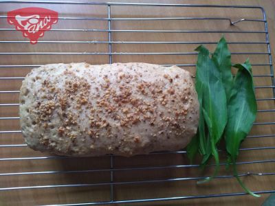 Gluten-free bread with wild garlic