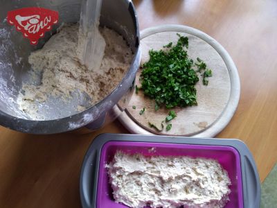 Gluten-free bread with wild garlic