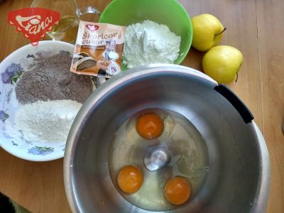 Gluten-free gingerbread muffins with apples