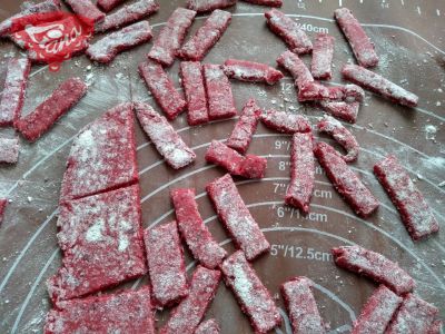 Gluten-free beetroot pasta