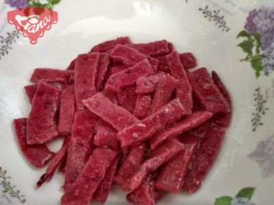 Gluten-free beetroot pasta