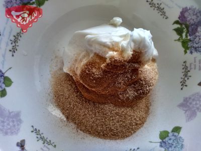 Bezglutenowe ciasto brzoskwiniowe z kremem