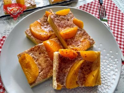 Gluten-free peach cake with cream