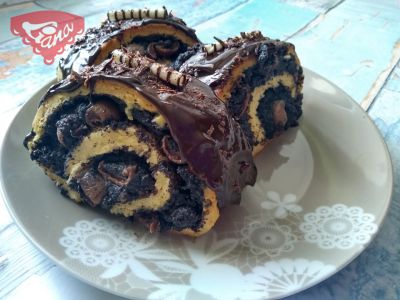 Gluten-free Belgian buns with poppy-cherry filling