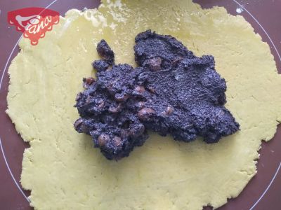 Gluten-free Belgian buns with poppy-cherry filling