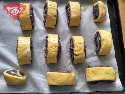 Gluten-free Belgian buns with poppy-cherry filling