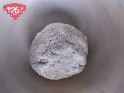 Glutenfreie Kartoffelröllchen gefüllt mit geriebenem Käse