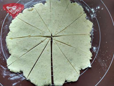 Gluténmentes burgonya tekercs reszelt sajttal töltve