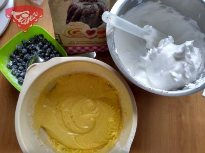 Glutenfreier Blaubeerkuchen, gebacken in Form eines Bischofssandwichs