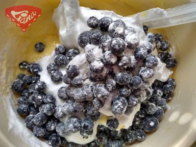 Glutenfreier Blaubeerkuchen, gebacken in Form eines Bischofssandwichs