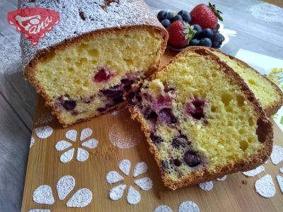 Glutenfreier Blaubeerkuchen, gebacken in Form eines Bischofssandwichs