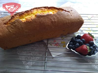 Glutenfreier Blaubeerkuchen, gebacken in Form eines Bischofssandwichs