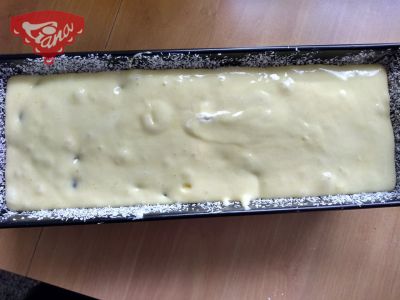 Glutenfreier Blaubeerkuchen, gebacken in Form eines Bischofssandwichs