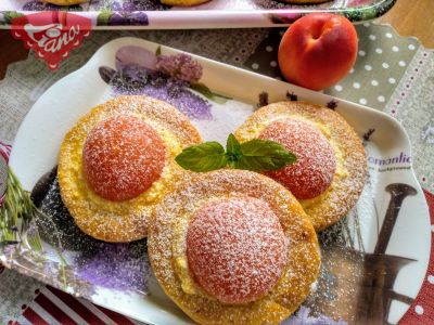 Sourdough gluten-free cheesecakes with apricots