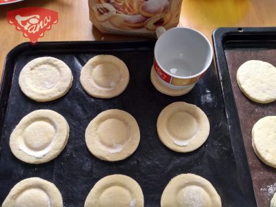 Sourdough gluten-free cheesecakes with apricots