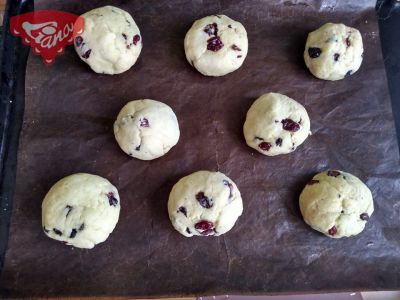 Gluten-free breakfast buns with almonds