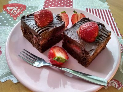 Bezglutenowe mega ciasto czekoladowe z truskawkami