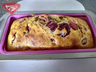 Glutenfreies süßes Brot mit Mohn und Kirschen