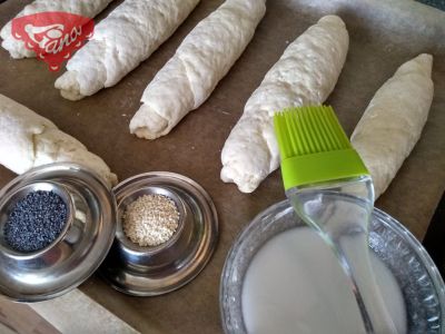 Glutenfreie Honigbrötchen mit Mohn und Sesam