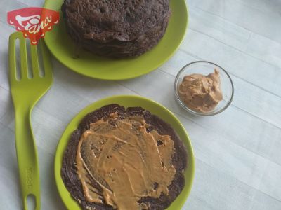 Glutenfreie Schokoladenpfannkuchen mit Erdnussbutter und Bananen