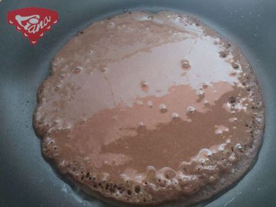 Bezlepkové čokoládové palacinky s arašidovým maslom a banánmi