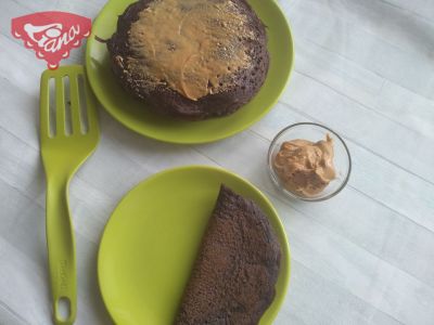 Glutenfreie Schokoladenpfannkuchen mit Erdnussbutter und Bananen