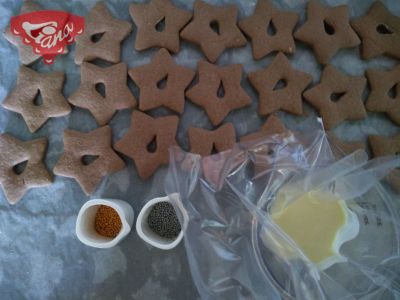 Gluten-free cocoa stars with orange jam