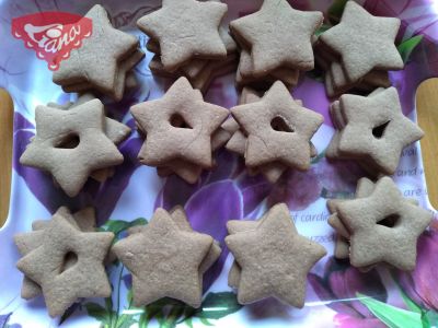 Gluten-free cocoa stars with orange jam