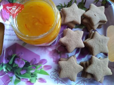 Gluten-free cocoa stars with orange jam