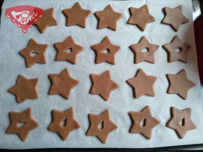 Gluten-free cocoa stars with orange jam