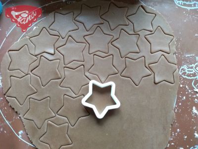 Gluten-free cocoa stars with orange jam