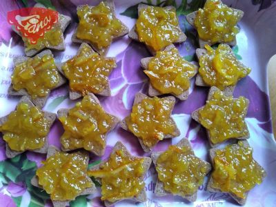 Gluten-free cocoa stars with orange jam