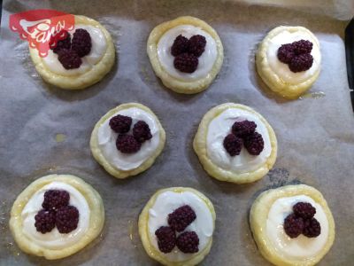 Gluten-free cheesecakes with blackberries