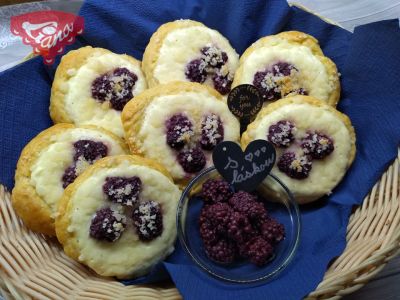 Gluten-free cheesecakes with blackberries