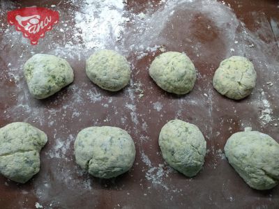 Gluten-free spinach knots