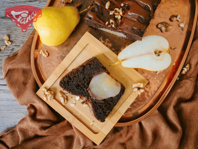 Gluten-free gingerbread with pears topped with caramel